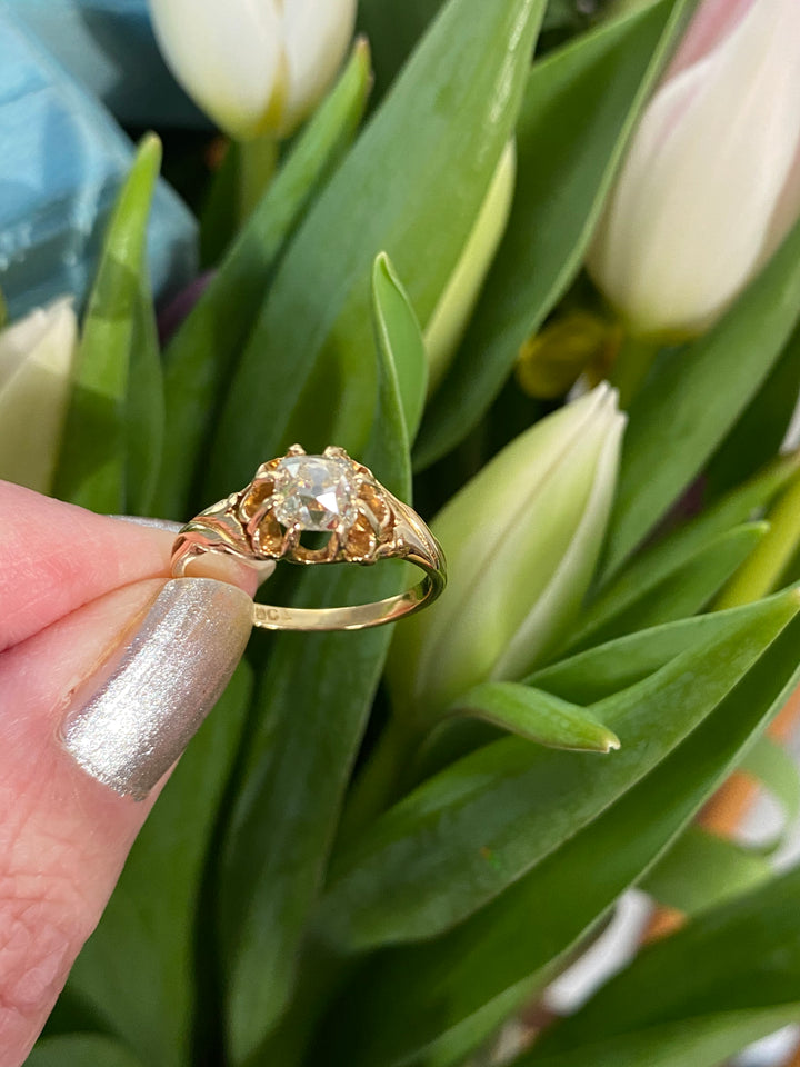 Antique Diamond Engagement ring in Yellow Gold 